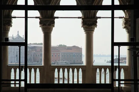 La lagune encadrée par la loggia du palais des Doges, Italie — Nicolas Marincic