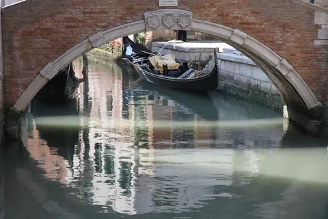 Gondole sous l’arche d’un pont et reflets, Venise, Italie — Nicolas Marincic