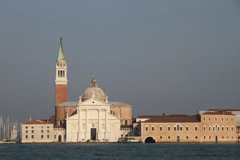 San Giorgio Maggiore au soleil sous un ciel d’orage, Italie — Nicolas Marincic