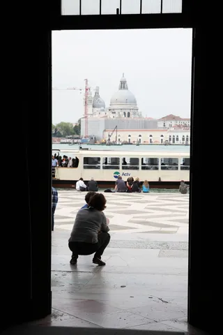 La Salute encadrée par une porte en contre-jour, Italie — Nicolas Marincic