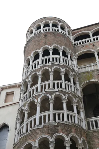 Escalier en colimaçon du palais Contarini del Bovolo, Italie — Nicolas Marincic