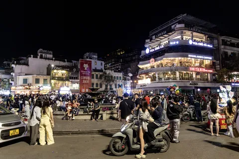 Busy evening on a town-centre square, Vietnam — Nicolas Marincic