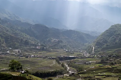 Rayons de soleil sur la vallée de Sapa, Vietnam — Nicolas Marincic