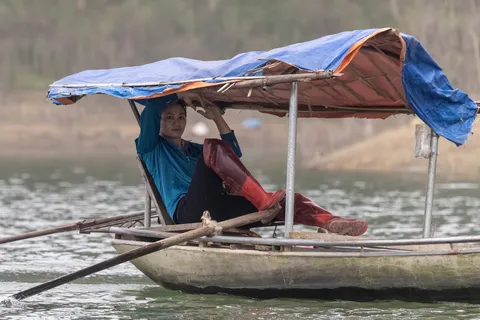 Boatwoman on Thác Bà lake, Vietnam — Nicolas Marincic