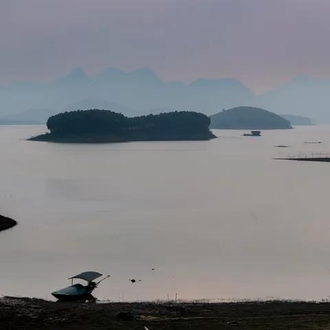 Islets in the evening haze on the lake, Vietnam — Nicolas Marincic