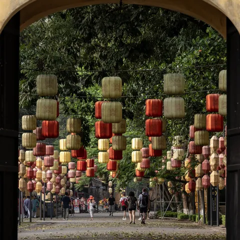 Allée de lanternes vue sous une arche, Vietnam — Nicolas Marincic